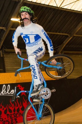 tenue GT pantalon taille 38 env (en cours de modif) jersey M dedicacé par E.F