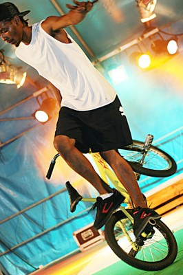 ci  joint deux photos de lui lors d'une démo en 2004 sur le cadre gt show monté avec des pièces que j'avais qui trainais pour l'occaz !