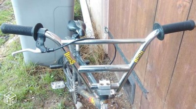 La bonne affaire du mois !!!! guidon boss pedalier 3 pieces  etc roues ...