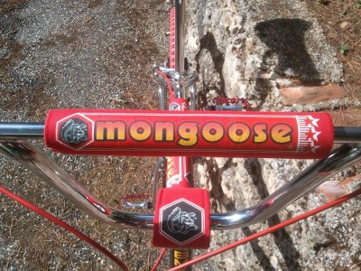 Gros plan sur les pads fabriqués avec l'aide d'une couturière et du papier transfert