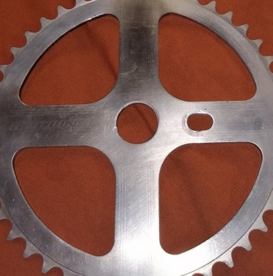 couronne redline mid en alu 44 dents, la gravure du logo et de motifs c est atténué après ponçage à repeindre peut être