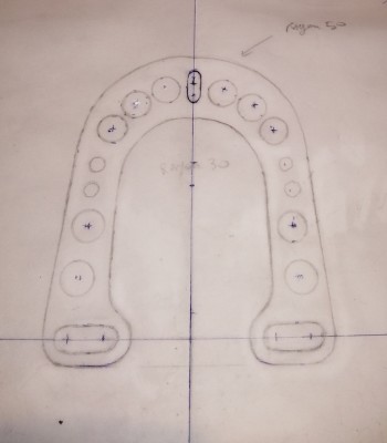j ai zoomé pour avoir un truc a l échelle 1, puis calquer direct sur l écran je vais essayer de tailler ca dans une plaque d alu de 4/5 mm<br /> L entraxe des vis c est pour tracer correctement l emplacement des 4 trous plus petit pour fixer le pitbull